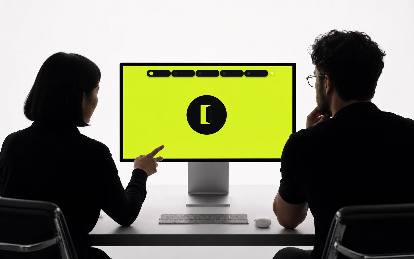 Два участника AI Room вместе разбирают рабочий сценарий на экране